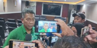 General Manager PT Indonesia Ferry (ASDP) Ketapang, Arief Eko Kurniansjah memberikan keterangan kepada wartawan, Kamis (12/3/2026). (Foto/udi)