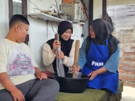 Penyandang disabilitas asal Desa Gunugleutik, Kecamatan Ciparay, Kabupaten Bandung yang mampu mandiri ekonomi melalui program PNM Mekaar. (Foto/ist)