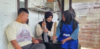 Inilah Irma, Penyandang Disabilitas yang Mandiri Ekonomi Melalui PNM Mekaar Penyandang disabilitas asal Desa Gunugleutik, Kecamatan Ciparay, Kabupaten Bandung yang mampu mandiri ekonomi melalui program PNM Mekaar. (Foto/ist)