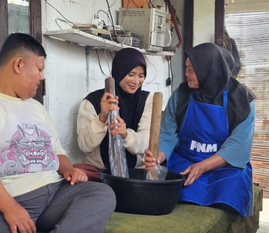 Penyandang disabilitas asal Desa Gunugleutik, Kecamatan Ciparay, Kabupaten Bandung yang mampu mandiri ekonomi melalui program PNM Mekaar. (Foto/ist)