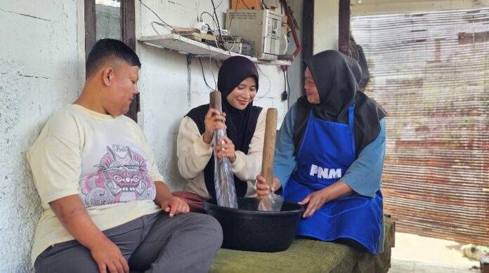 Penyandang disabilitas asal Desa Gunugleutik, Kecamatan Ciparay, Kabupaten Bandung yang mampu mandiri ekonomi melalui program PNM Mekaar. (Foto/ist)