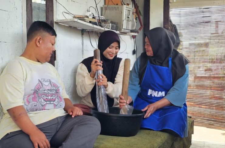 Penyandang disabilitas asal Desa Gunugleutik, Kecamatan Ciparay, Kabupaten Bandung yang mampu mandiri ekonomi melalui program PNM Mekaar. (Foto/ist)