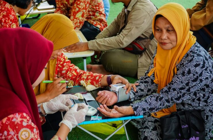 Peduli Masyarakat, Perawat Gelar Cek Kesehatan Gratis dan Bagi Takjil