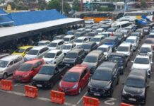 Kendaraan roda empat antre di Pelabuhan Ketapang saat puncak arus mudik, Sabtu (28/3/2026). (Foto/udi)