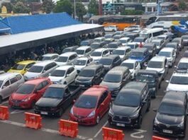 Kendaraan roda empat antre di Pelabuhan Ketapang saat puncak arus mudik, Sabtu (28/3/2026). (Foto/udi)