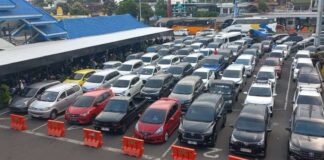 Kendaraan roda empat antre di Pelabuhan Ketapang saat puncak arus mudik, Sabtu (28/3/2026). (Foto/udi)