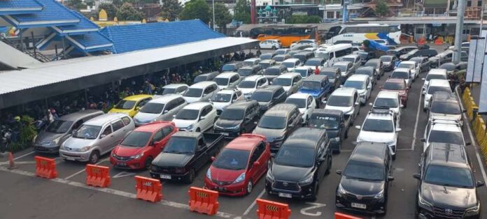 Kendaraan roda empat antre di Pelabuhan Ketapang saat puncak arus mudik, Sabtu (28/3/2026). (Foto/udi)