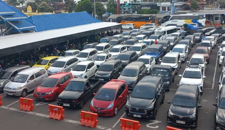Kendaraan roda empat antre di Pelabuhan Ketapang saat puncak arus mudik, Sabtu (28/3/2026). (Foto/udi)