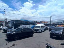 Antrean kendaraan menuju pintu masuk Pelabuhan Ketapang, Banyuwangi menjelang penutupan selama Nyepi, Kamis (18/3/2026). (Foto/udi)