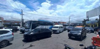 Antrean kendaraan menuju pintu masuk Pelabuhan Ketapang, Banyuwangi menjelang penutupan selama Nyepi, Kamis (18/3/2026). (Foto/udi)