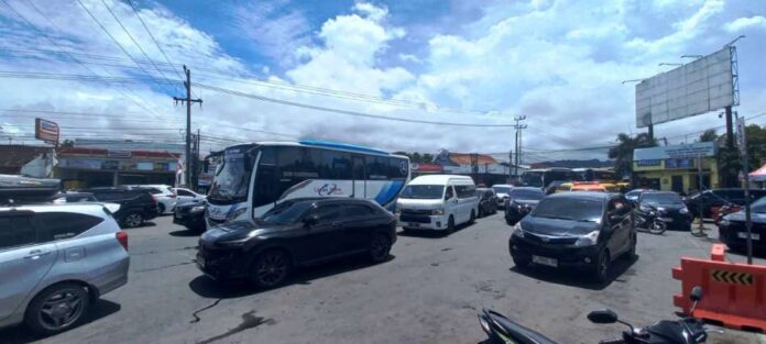 Antrean kendaraan menuju pintu masuk Pelabuhan Ketapang, Banyuwangi menjelang penutupan selama Nyepi, Kamis (18/3/2026). (Foto/udi)