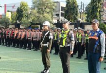 Amankan Arus Mudik, Polresta Banyuwangi Siapkan 10 Pospam Polresta Banyuwangi dibantu TNI dan instansi lain menggelar apel pasukan serangkaian Operasi Ketupat Semeru 2026, Kamis (12/3/2026). (Foto/Humas Pemkab)