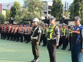 Polresta Banyuwangi dibantu TNI dan instansi lain menggelar apel pasukan serangkaian Operasi Ketupat Semeru 2026, Kamis (12/3/2026). (Foto/Humas Pemkab)