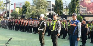 Amankan Arus Mudik, Polresta Banyuwangi Siapkan 10 Pospam Polresta Banyuwangi dibantu TNI dan instansi lain menggelar apel pasukan serangkaian Operasi Ketupat Semeru 2026, Kamis (12/3/2026). (Foto/Humas Pemkab)
