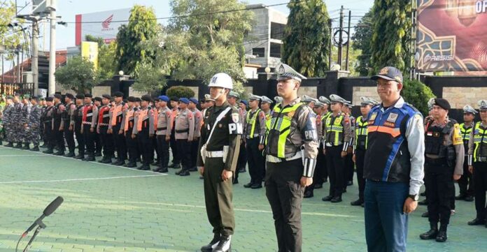 Polresta Banyuwangi dibantu TNI dan instansi lain menggelar apel pasukan serangkaian Operasi Ketupat Semeru 2026, Kamis (12/3/2026). (Foto/Humas Pemkab)