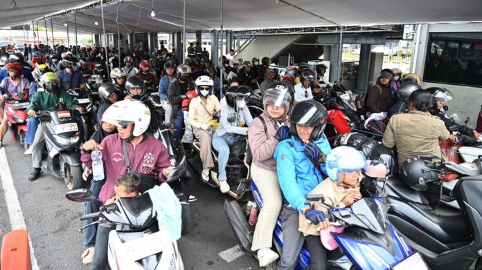 Arus balik dari Jawa ke Bali mulai meningkat di Pelabuhan Ketapang, Banyuwangi, Selasa (24/3/2026). (Foto/Humas Pemkab Banyuwangi)