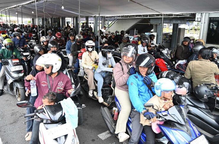 Catat…! Puncak Arus Balik ke Bali dari Ketapang Diprediksi 26-29 Maret Arus balik dari Jawa ke Bali mulai meningkat di Pelabuhan Ketapang, Banyuwangi, Selasa (24/3/2026). (Foto/Humas Pemkab Banyuwangi)