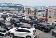 Antrean kendaraan roda empat di Pelabuhan Ketapang, Banyuwangi, Rabu (25/3/2026). (Foto/udi)