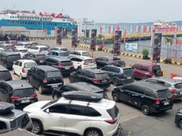 Antrean kendaraan roda empat di Pelabuhan Ketapang, Banyuwangi, Rabu (25/3/2026). (Foto/udi)
