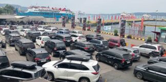 Ketapang makin Padat, Hindari Balik ke Bali pada 28-29 Maret Antrean kendaraan roda empat di Pelabuhan Ketapang, Banyuwangi, Rabu (25/3/2026). (Foto/udi)