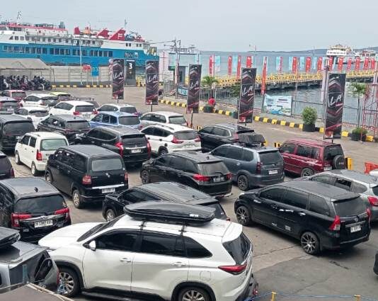 Antrean kendaraan roda empat di Pelabuhan Ketapang, Banyuwangi, Rabu (25/3/2026). (Foto/udi)