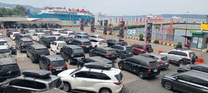 Antrean kendaraan roda empat di Pelabuhan Ketapang, Banyuwangi, Rabu (25/3/2026). (Foto/udi)