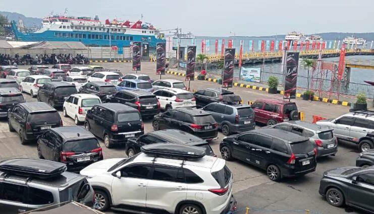 Ketapang makin Padat, Hindari Balik ke Bali pada 28-29 Maret Antrean kendaraan roda empat di Pelabuhan Ketapang, Banyuwangi, Rabu (25/3/2026). (Foto/udi)