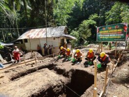 Jajaran Kodim Banyuwangi membangun jembatan gantung di Desa Songgon, Kecamatan Songgon, Senin (30/3/2026). (Foto/Humas Pemkab Banyuwangi)