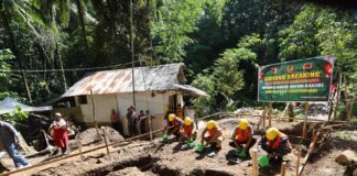 Jajaran Kodim Banyuwangi membangun jembatan gantung di Desa Songgon, Kecamatan Songgon, Senin (30/3/2026). (Foto/Humas Pemkab Banyuwangi)