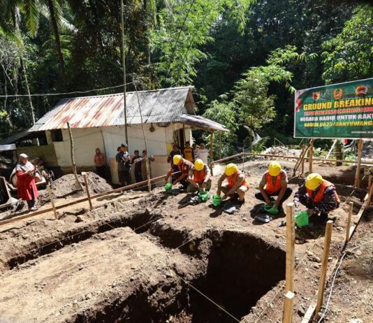 Jajaran Kodim Banyuwangi membangun jembatan gantung di Desa Songgon, Kecamatan Songgon, Senin (30/3/2026). (Foto/Humas Pemkab Banyuwangi)