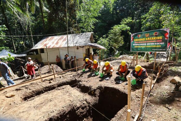 jembatan Kodim Jajaran Kodim Banyuwangi membangun jembatan gantung di Desa Songgon, Kecamatan Songgon, Senin (30/3/2026). (Foto/Humas Pemkab Banyuwangi)