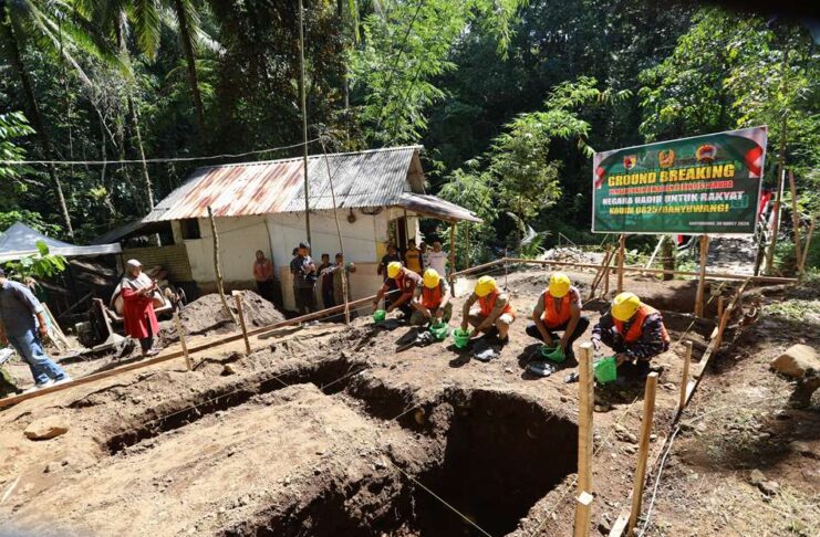 Jajaran Kodim Banyuwangi membangun jembatan gantung di Desa Songgon, Kecamatan Songgon, Senin (30/3/2026). (Foto/Humas Pemkab Banyuwangi)