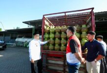 Cegah Kelangkaan Jelang Lebaran, Pasokan Elpji Melon ke Banyuwangi Ditambah Wabup Banyuwangi, Mujiono meninjau distribusi elpiji melon di sejumlah agen di Rogojampi, Kamis (12/3/2026). (Foto/Humas Pemkab)