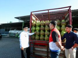 Wabup Banyuwangi, Mujiono meninjau distribusi elpiji melon di sejumlah agen di Rogojampi, Kamis (12/3/2026). (Foto/Humas Pemkab)