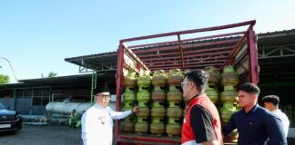 Wabup Banyuwangi, Mujiono meninjau distribusi elpiji melon di sejumlah agen di Rogojampi, Kamis (12/3/2026). (Foto/Humas Pemkab)