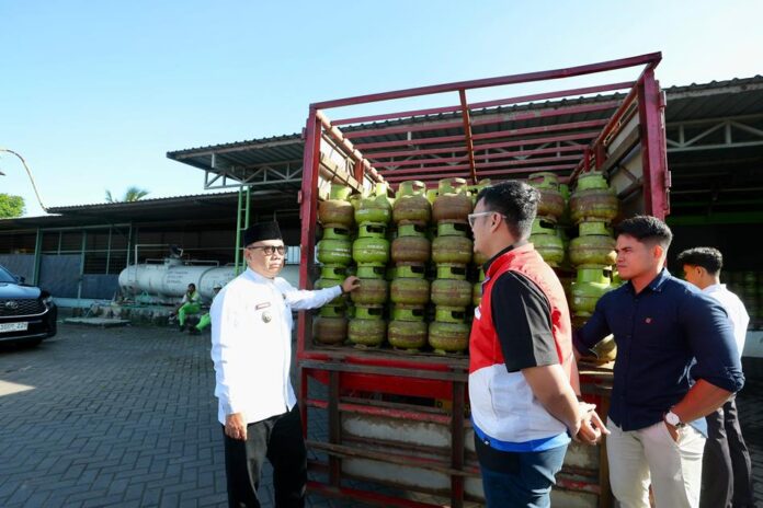 pantau elpiji Wabup Banyuwangi, Mujiono meninjau distribusi elpiji melon di sejumlah agen di Rogojampi, Kamis (12/3/2026). (Foto/Humas Pemkab)