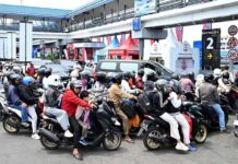 Didominasi Roda Dua, Baru 29 Persen Pemudik kembali ke Bali Pemudik dengan roda dua antre masuk kapal di Pelabuhan Ketapang, Banyuwangi, Selasa (24/3/2026) lalu. (Foto/Humas Pemkab Banyuwangi)