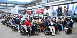 Pemudik dengan roda dua antre masuk kapal di Pelabuhan Ketapang, Banyuwangi, Selasa (24/3/2026) lalu. (Foto/Humas Pemkab Banyuwangi)
