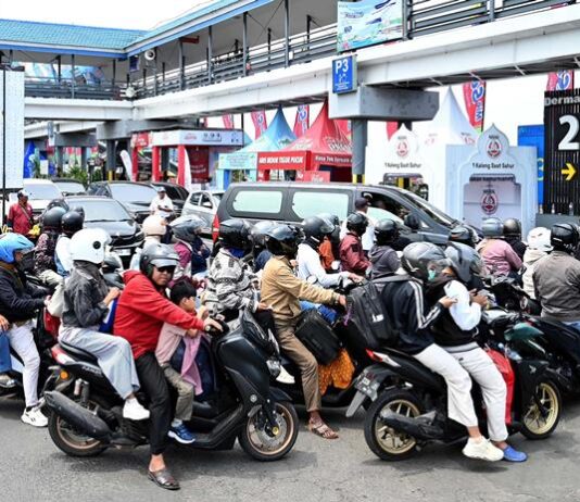 Pemudik dengan roda dua antre masuk kapal di Pelabuhan Ketapang, Banyuwangi, Selasa (24/3/2026) lalu. (Foto/Humas Pemkab Banyuwangi)
