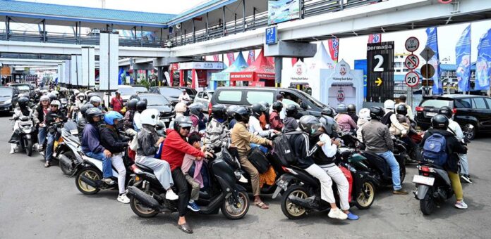 pemotor Pemudik dengan roda dua antre masuk kapal di Pelabuhan Ketapang, Banyuwangi, Selasa (24/3/2026) lalu. (Foto/Humas Pemkab Banyuwangi)