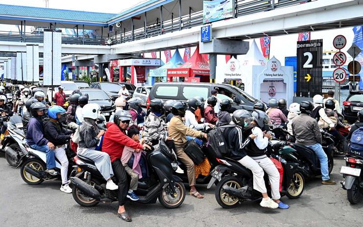 Pemudik dengan roda dua antre masuk kapal di Pelabuhan Ketapang, Banyuwangi, Selasa (24/3/2026) lalu. (Foto/Humas Pemkab Banyuwangi)
