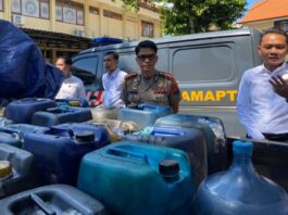 Kapolresta Banyuwangi, Kombes Pol. Dr. Rofiq Ripto Himawan mengecek barang bukti BBM bersubsidi hasil ungkap kasus penyelewengan di dua wilayah. (Foto/ist)