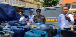 Kapolresta Banyuwangi, Kombes Pol. Dr. Rofiq Ripto Himawan mengecek barang bukti BBM bersubsidi hasil ungkap kasus penyelewengan di dua wilayah. (Foto/ist)