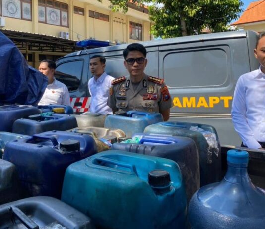 Kapolresta Banyuwangi, Kombes Pol. Dr. Rofiq Ripto Himawan mengecek barang bukti BBM bersubsidi hasil ungkap kasus penyelewengan di dua wilayah. (Foto/ist)