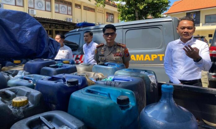 Kapolresta Banyuwangi, Kombes Pol. Dr. Rofiq Ripto Himawan mengecek barang bukti BBM bersubsidi hasil ungkap kasus penyelewengan di dua wilayah. (Foto/ist)