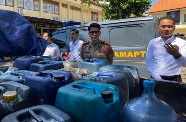 Kapolresta Banyuwangi, Kombes Pol. Dr. Rofiq Ripto Himawan mengecek barang bukti BBM bersubsidi hasil ungkap kasus penyelewengan di dua wilayah. (Foto/ist)