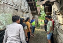 Personel Satreskrim Polresta Banyuwangi melakukan penyelidikan kasus pencurian hewan di Desa Tulungrejo, Kecamatan Glenmore, Rabu (8/4/2026).