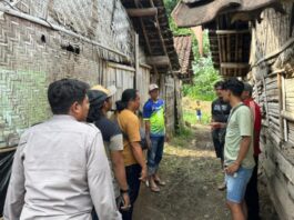 Personel Satreskrim Polresta Banyuwangi melakukan penyelidikan kasus pencurian hewan di Desa Tulungrejo, Kecamatan Glenmore, Rabu (8/4/2026).