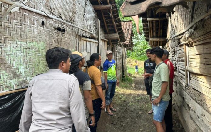 Personel Satreskrim Polresta Banyuwangi melakukan penyelidikan kasus pencurian hewan di Desa Tulungrejo, Kecamatan Glenmore, Rabu (8/4/2026).