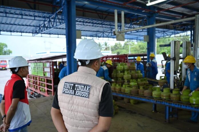 Satreskrim Polresta Banyuwangi menggelar sidak proses pengisian elpiji melon di SPPBE Rogojampi, Kamis (9/4/2026). (Foto/ist)